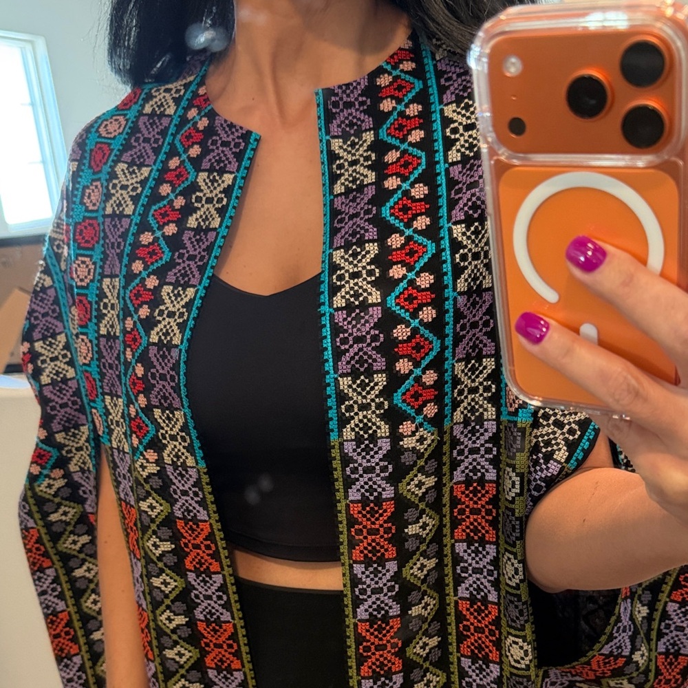 Elegant Tatreez Patterned Cape - Picture 2 of 4